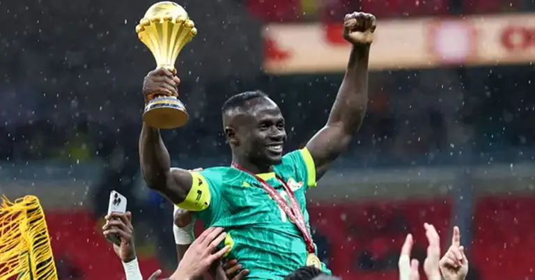 শিরোপা হাতে সেনেগালের জয় উদযাপন